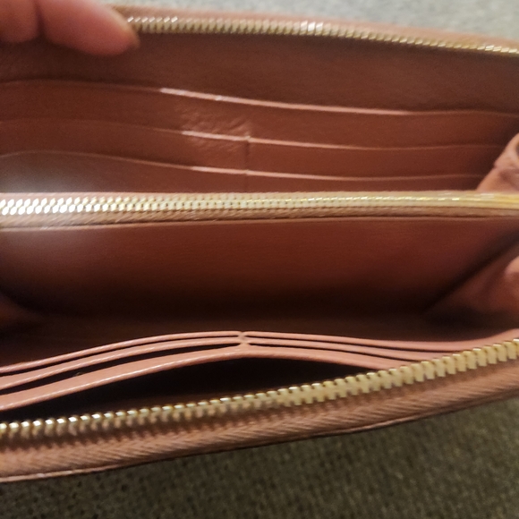 Miu Miu Pink Leather Wallet with Gold Logo - Picture 3 of 3